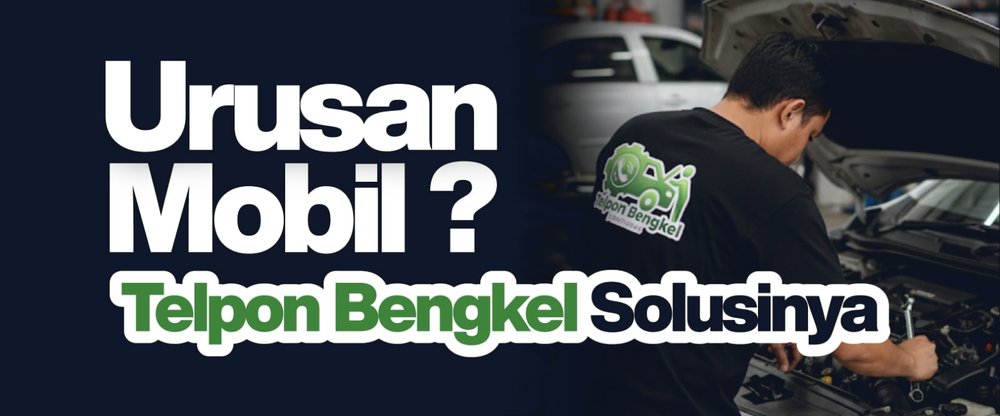 Mekanik Telpon Bengkel sedang memperbaiki mobil